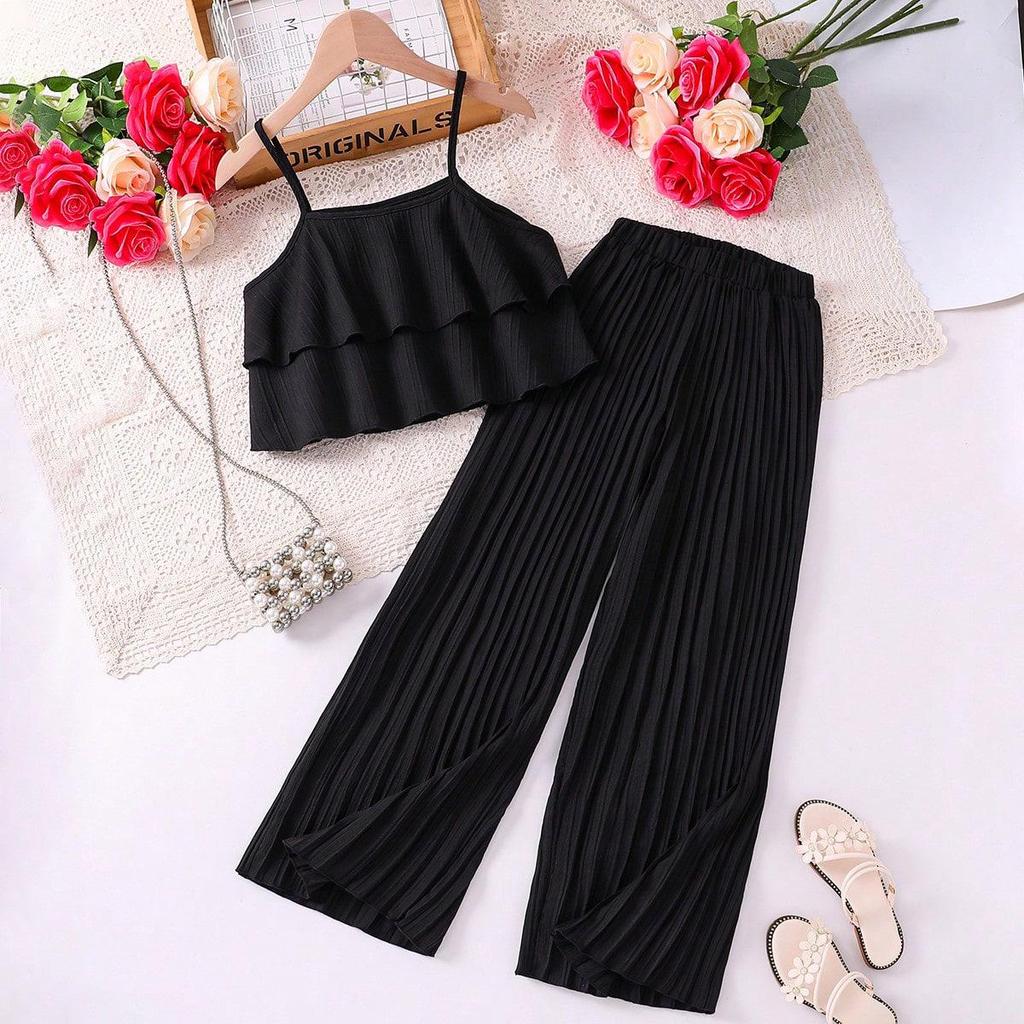 Летние костюмы для девочек: Стильные подтяжки с блузкой с оборками и плиссированными брюками — тренд детской моды 2024 года