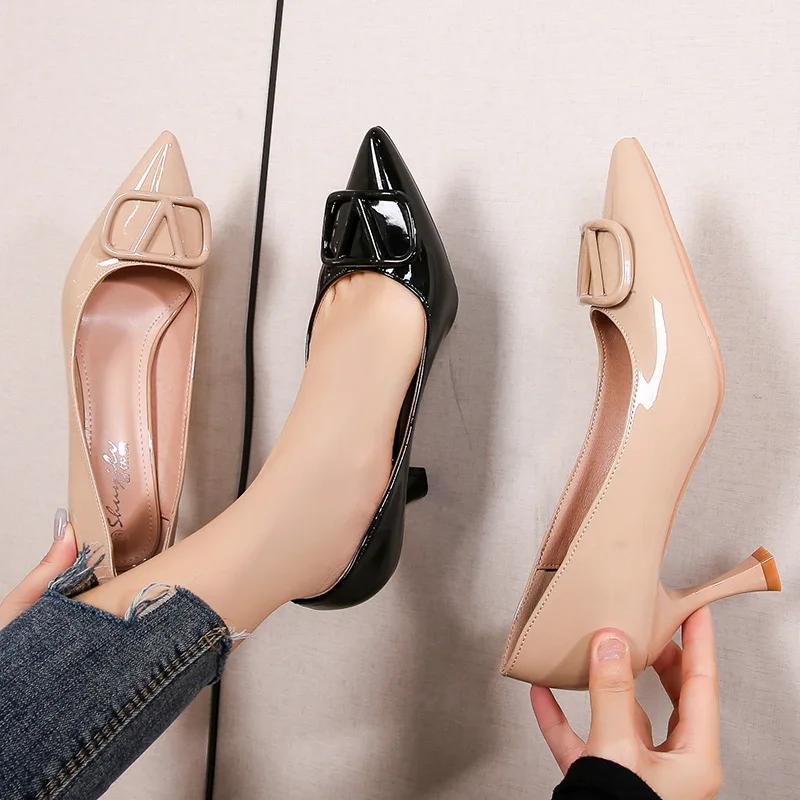 2024 Новые женские туфли на высоком каблуке с V-образной пряжкой, заостренные тонкие каблуки, французская лакированная кожа, неглубокий носок, темпераментные одинарные туфли