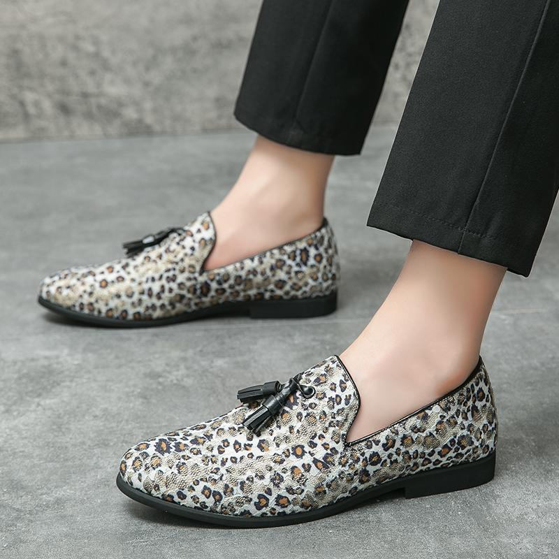 New Casual Leather Shoes Large Size Tassel Leopard Leather Shoes Men Loafers Flat Slip On Shoes Men Fashion British Style Loafers
