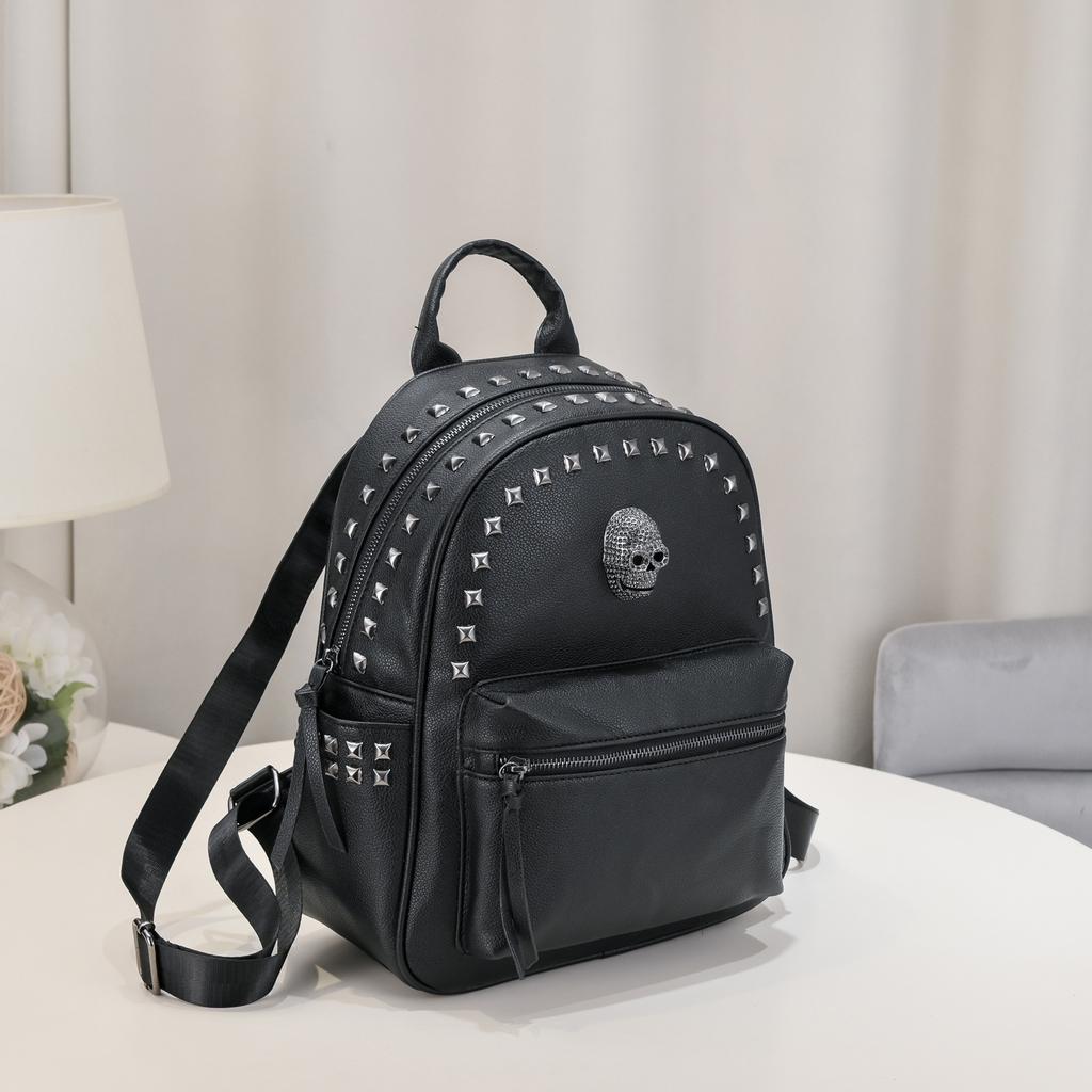 Large Capacity Men's and Women's Bags Trendy Rivet Backpacks Soft Leather Casual Skull Head Commuting Backpacks