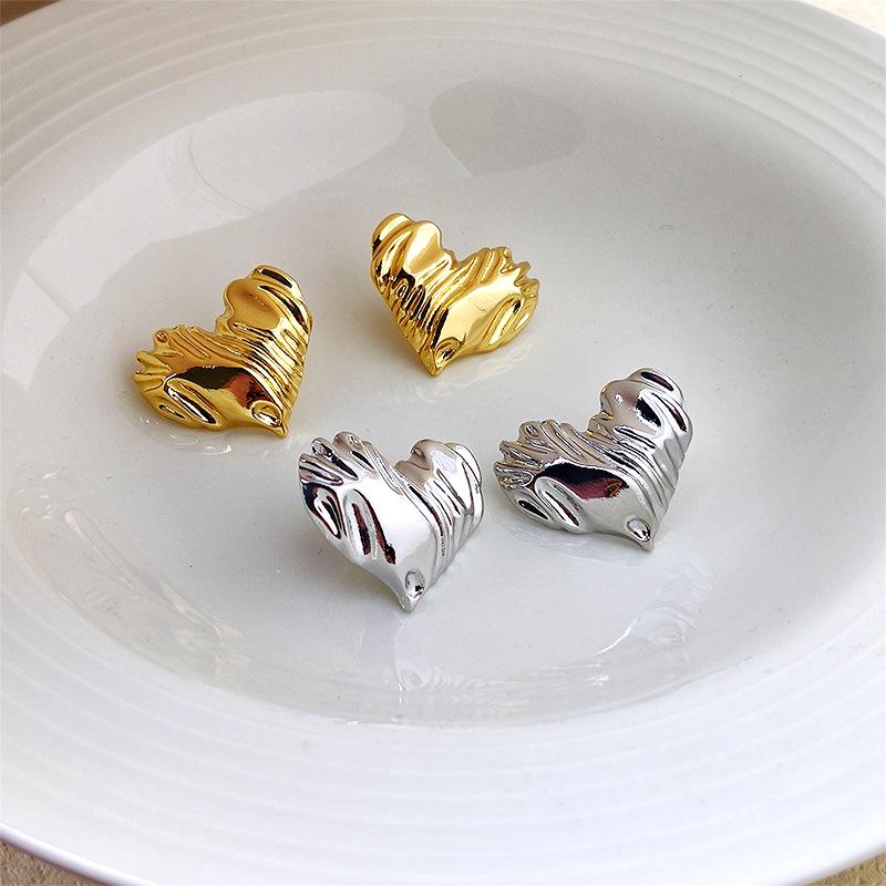 Exaggerated Heart Earrings: 925 Silver Needle, High-End Niche Design, Fashionable and Versatile.