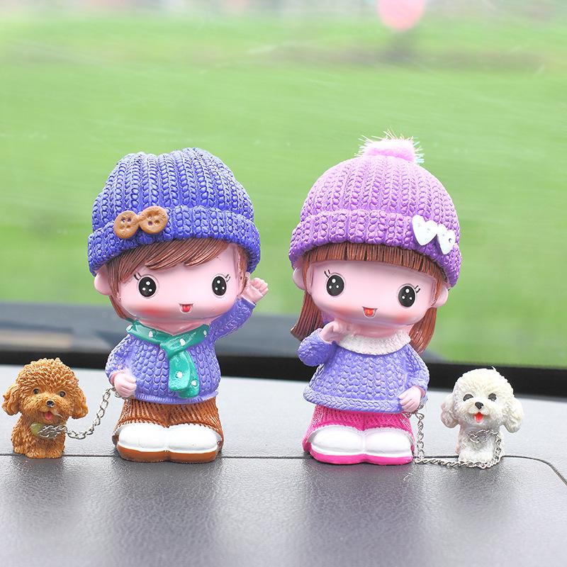 "Creative Resin Couple Walking Dog Car Ornament - Cute Interior Decoration"