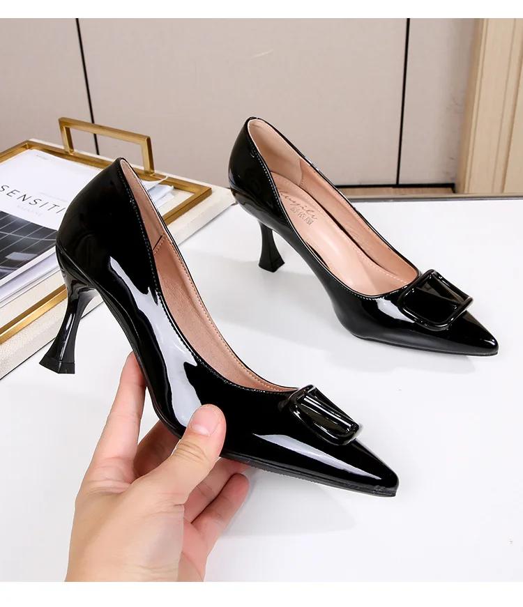 2024 Новые женские туфли на высоком каблуке с V-образной пряжкой, заостренные тонкие каблуки, французская лакированная кожа, неглубокий носок, темпераментные одинарные туфли