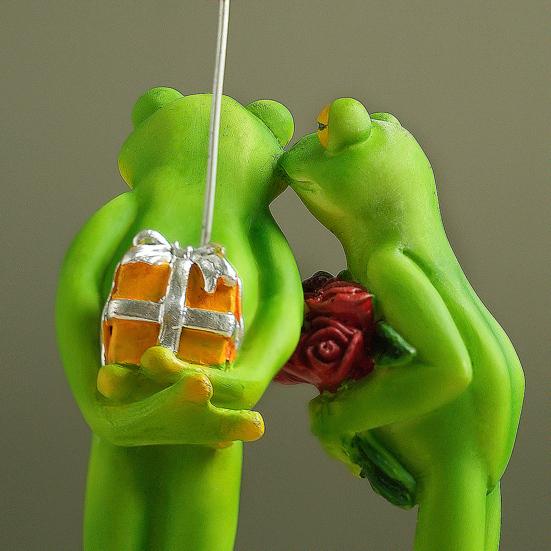 Cartoon Frog Figurine Kissing Meditation Toilet Frog Statue Resin Animal Sculpture Indoor Outdoor Garden Desktop Decoration Ornament