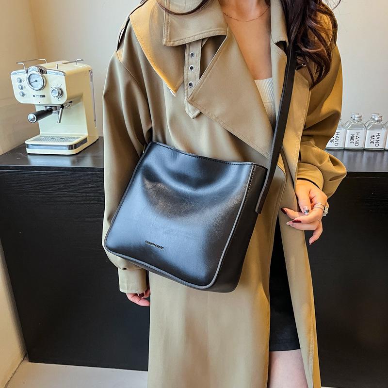 Premium Texture Retro Bag 2025 New Women's Bag Autumn and Winter Large-capacity Messenger Bag Fashionable Shoulder Bag Bucket Bag