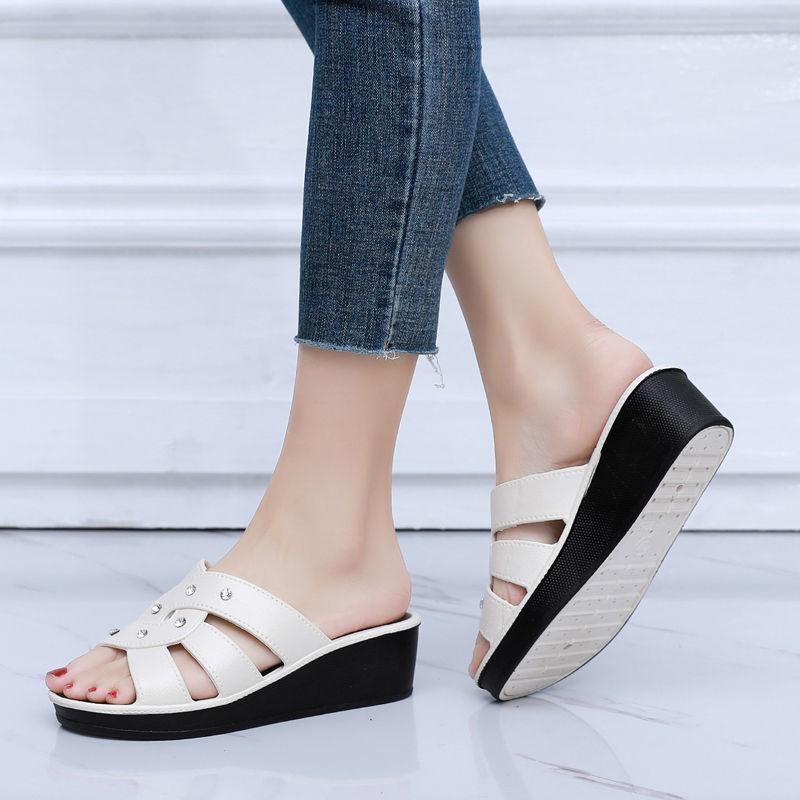 Женские тапочки на высоком каблуке. Летняя верхняя одежда. Домашние нескользящие тапочки с толстой подошвой. Летняя обувь для мам. Прохладные босоножки на танкетке с мягкой подошвой.