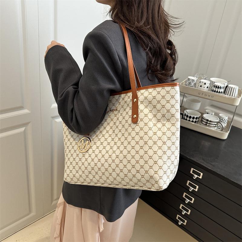 Commuter Bag Women's 2025 New Large-capacity Autumn and Winter Tide Fashion Printed Letters Single Shoulder Class Foreign Tote Bag