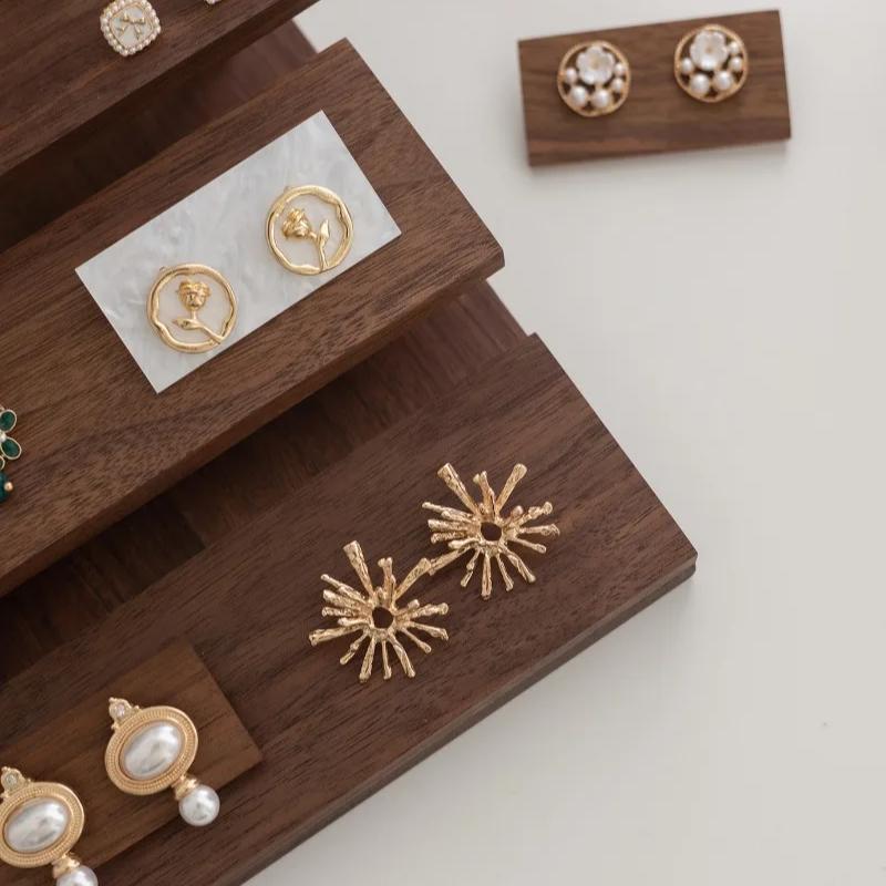 Walnut Wood Jewelry Display Stand Luxury Art Earring Organizer Tray Ring Holder Trinkets Storage Ladder Base Exhibition Jewelery Ornaments Shelf Prop