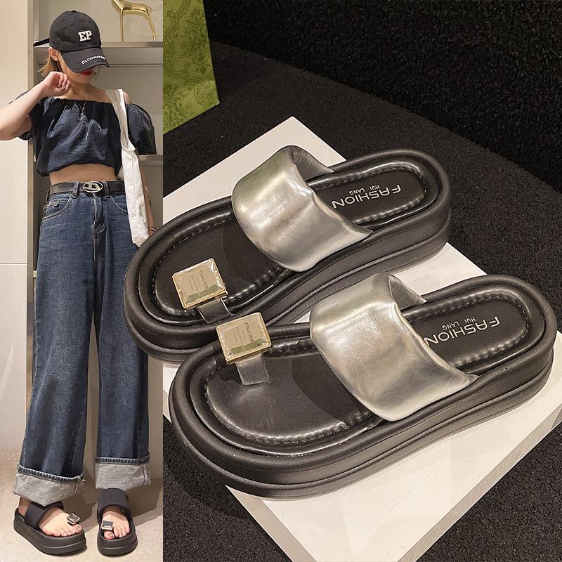 Lightweight Muffin Bottom Sandals for Women Summer Wear New Fashion All-in-one Network Red Thick Sole Non-slip Beach Flip-flops