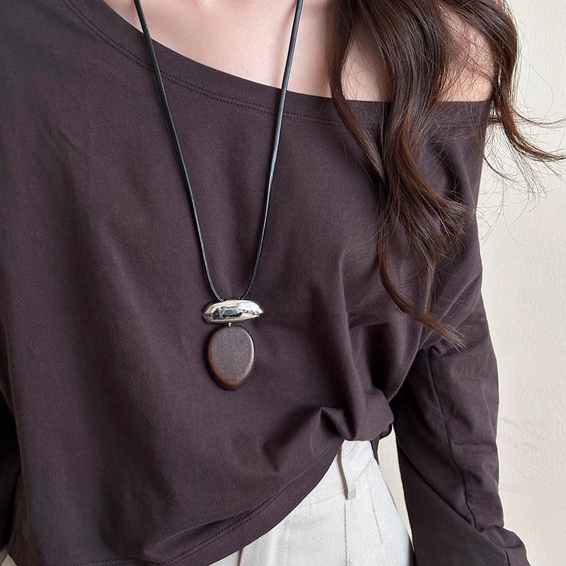 Vintage Black Wooden Oval Pendant Necklace For Women Minimalist Matte Metal Block Adjustable Leather Rope Sweater Chain Jewelry