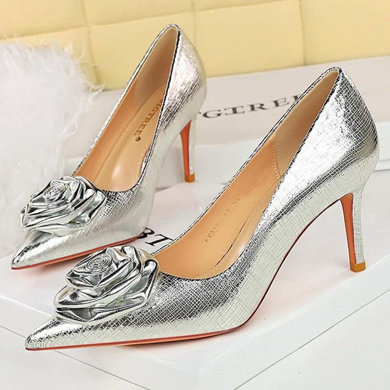 Fashion Women's 7 Cm 10 Cm Patent Leather Flowers Women Pumps Sexy Pointed Toe Thin Low Heels Wedding Elegant Party Shoes Zapatos Mujer