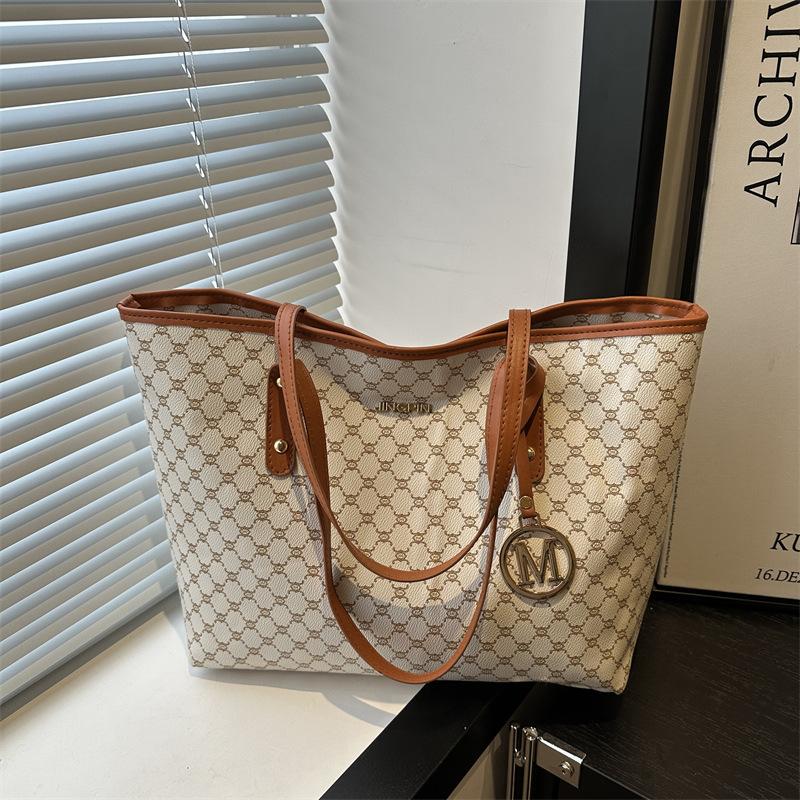 Commuter Bag Women's 2025 New Large-capacity Autumn and Winter Tide Fashion Printed Letters Single Shoulder Class Foreign Tote Bag