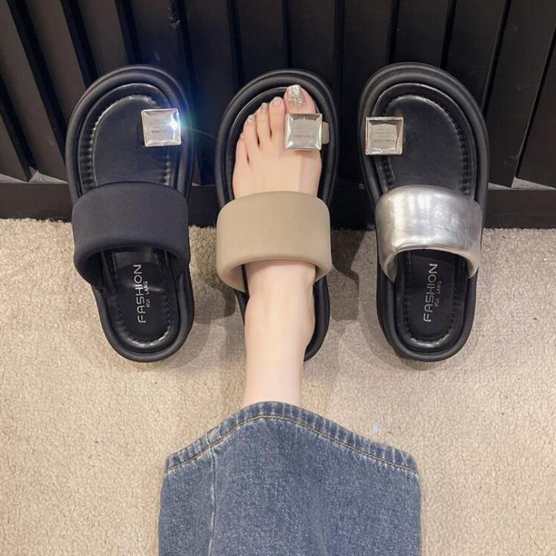 Lightweight Muffin Bottom Sandals for Women Summer Wear New Fashion All-in-one Network Red Thick Sole Non-slip Beach Flip-flops