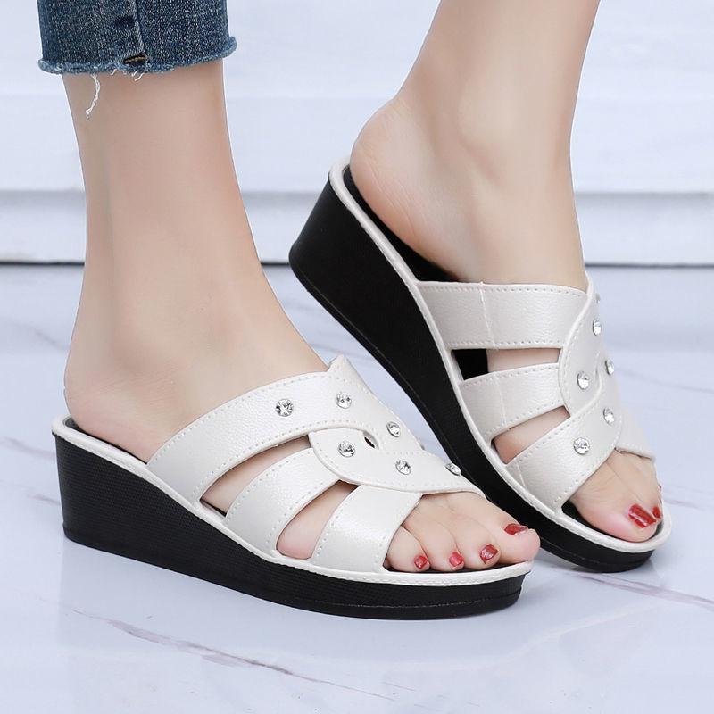 Женские тапочки на высоком каблуке. Летняя верхняя одежда. Домашние нескользящие тапочки с толстой подошвой. Летняя обувь для мам. Прохладные босоножки на танкетке с мягкой подошвой.